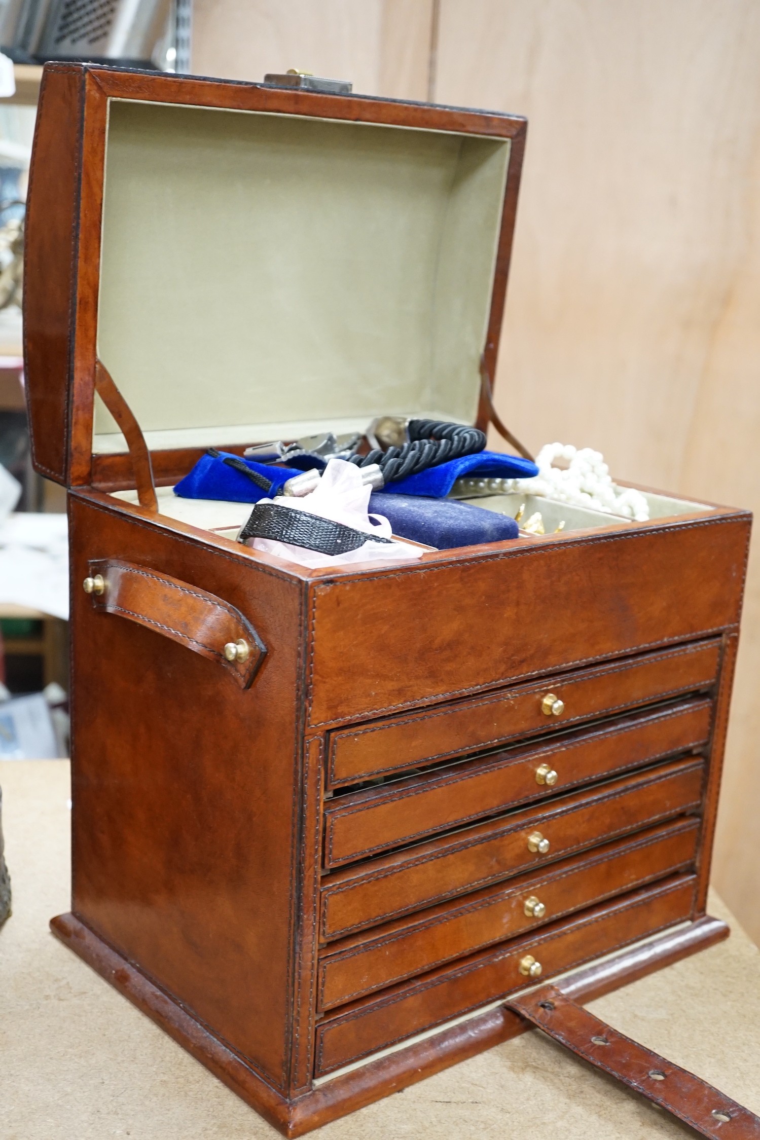 A leather case of mostly Gresham Blake cufflinks